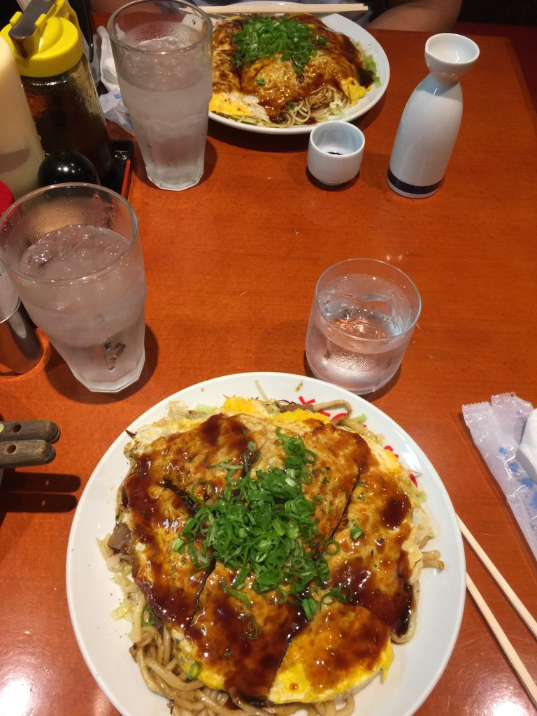 Hiroshima stil okonomiyaki, taget i Hiroshima, Japan 2016