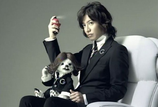 Underlig japansk reklame for hårprodukt