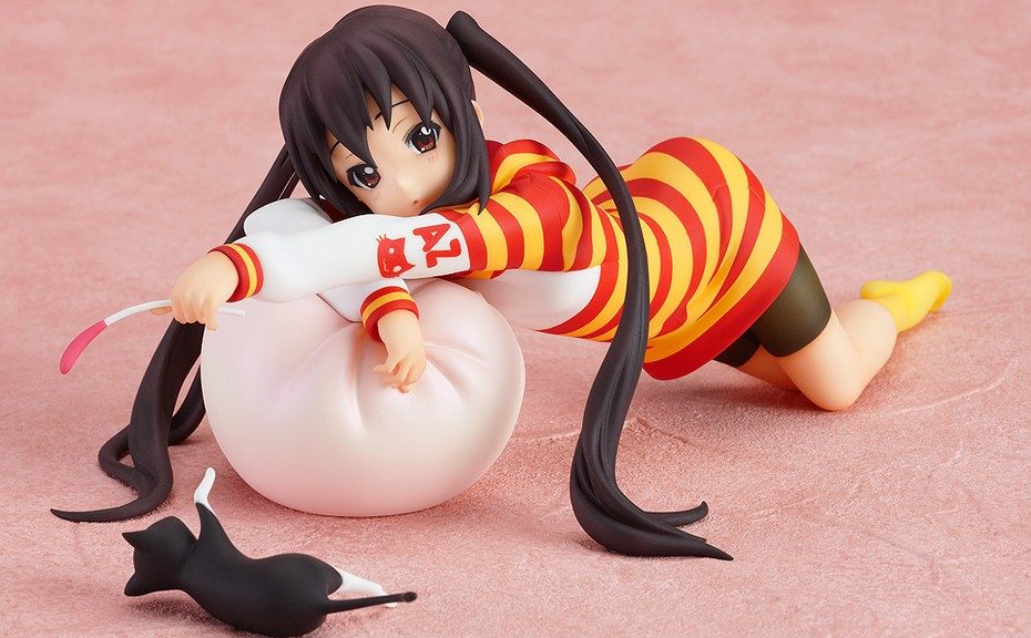 Figur af Azunyan der leger med sin kat