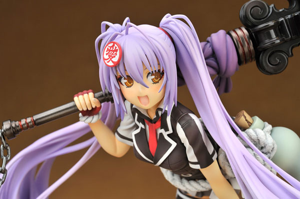 Kanetsugu Naoe med stor hammer figur