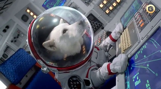 Otosan tager ud i rummet i reklame for Softbank