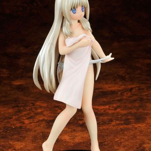 Kudryavka Noumi tager hvid skolebadedragt af