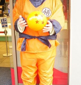 Goku fra Dragon Ball spiser KFC kylling i reklame