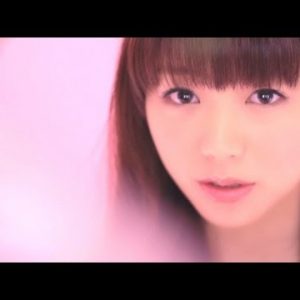 Kort musikvideo for Mimori Suzukos “Aitaiyo … Aitaiyo!”