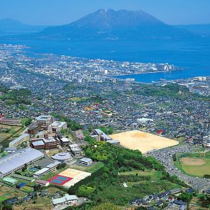 Lærer slog elev 53 gange “for at spise slik i bussen”