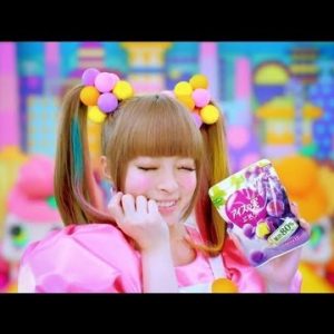 Kyary Pamyu Pamyu siger “Mi” i Glico reklame