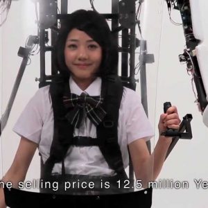 Skolepiger i robot-dragter er snart virkelighed