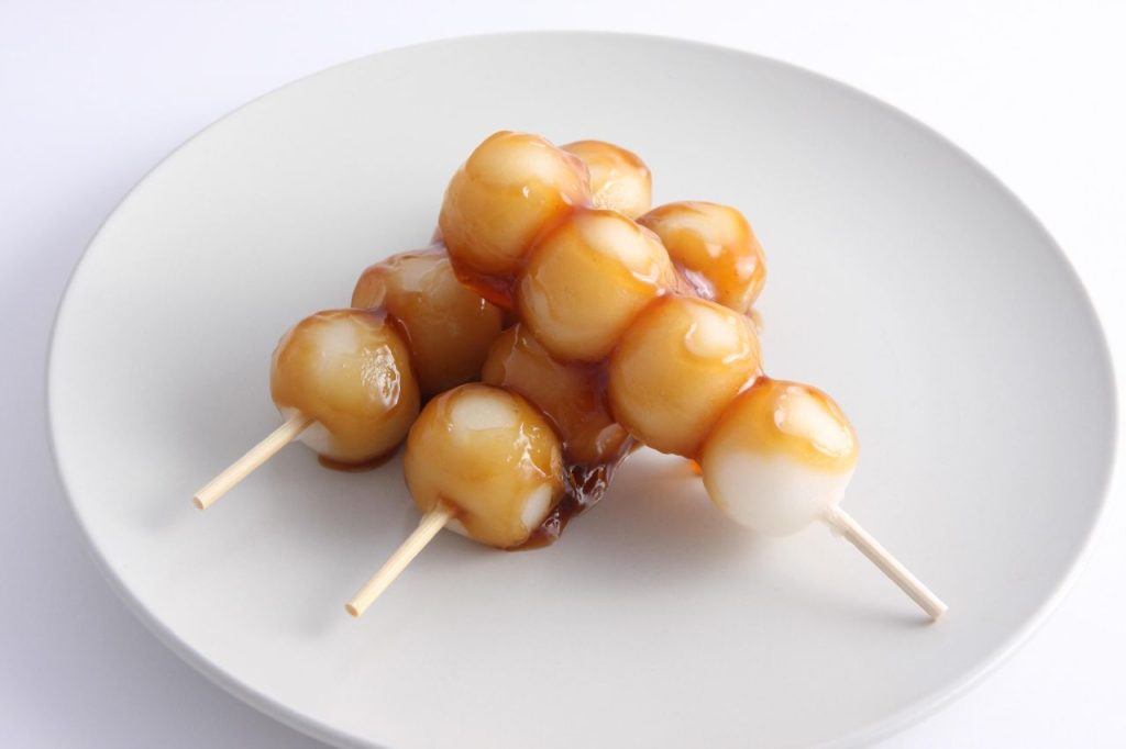 Mitarashi dango af denver935 - Flickr, CC BY 2.0, https://commons.wikimedia.org/w/index.php?curid=3168632
