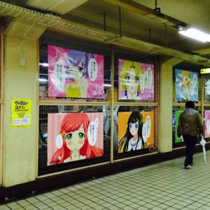 Anime plakater i arkade driller folk om at få et job