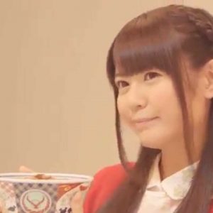 Taketatsu Ayana reklamerer for Yoshinoya