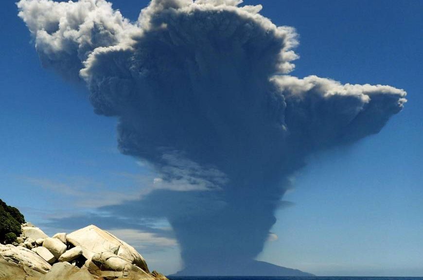 Vulkan eksploderer på Kyushu og tvinger evakuering