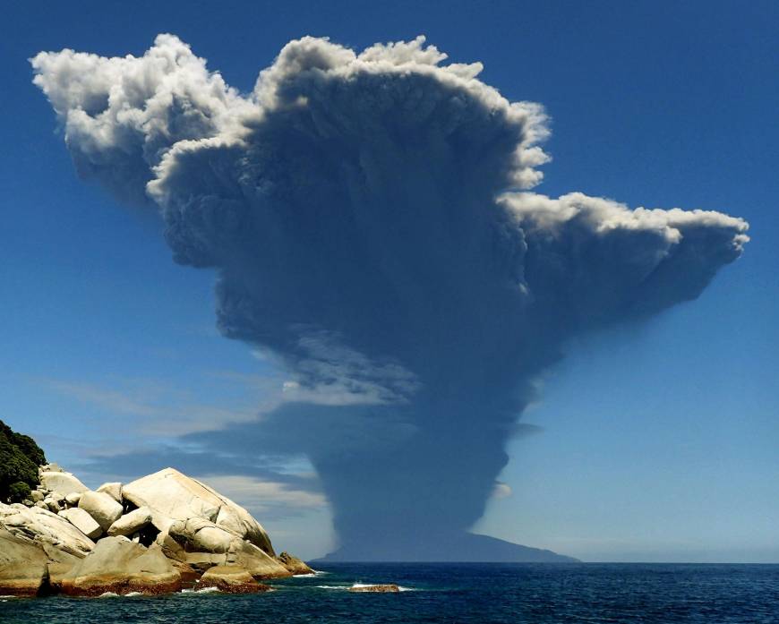Vulkan eksploderer på Kyushu og tvinger evakuering