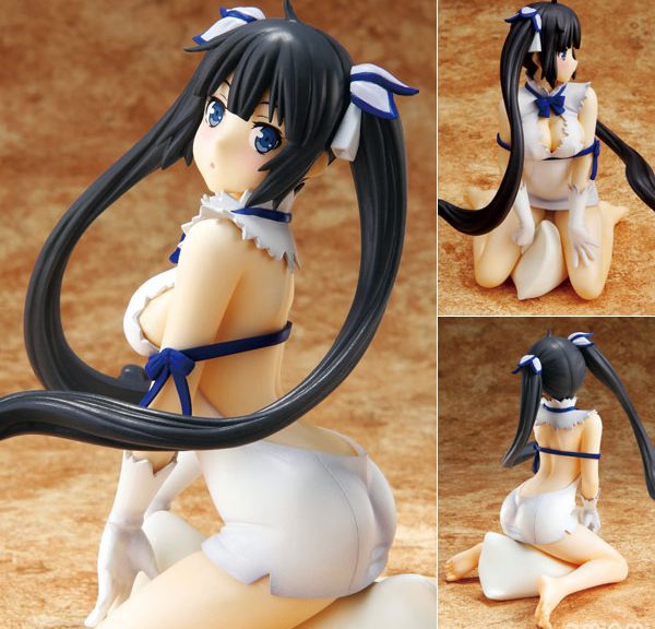 Hestia siddende skrævende [Is It Wrong to Try to Pick Up Girls in a Dungeon?]