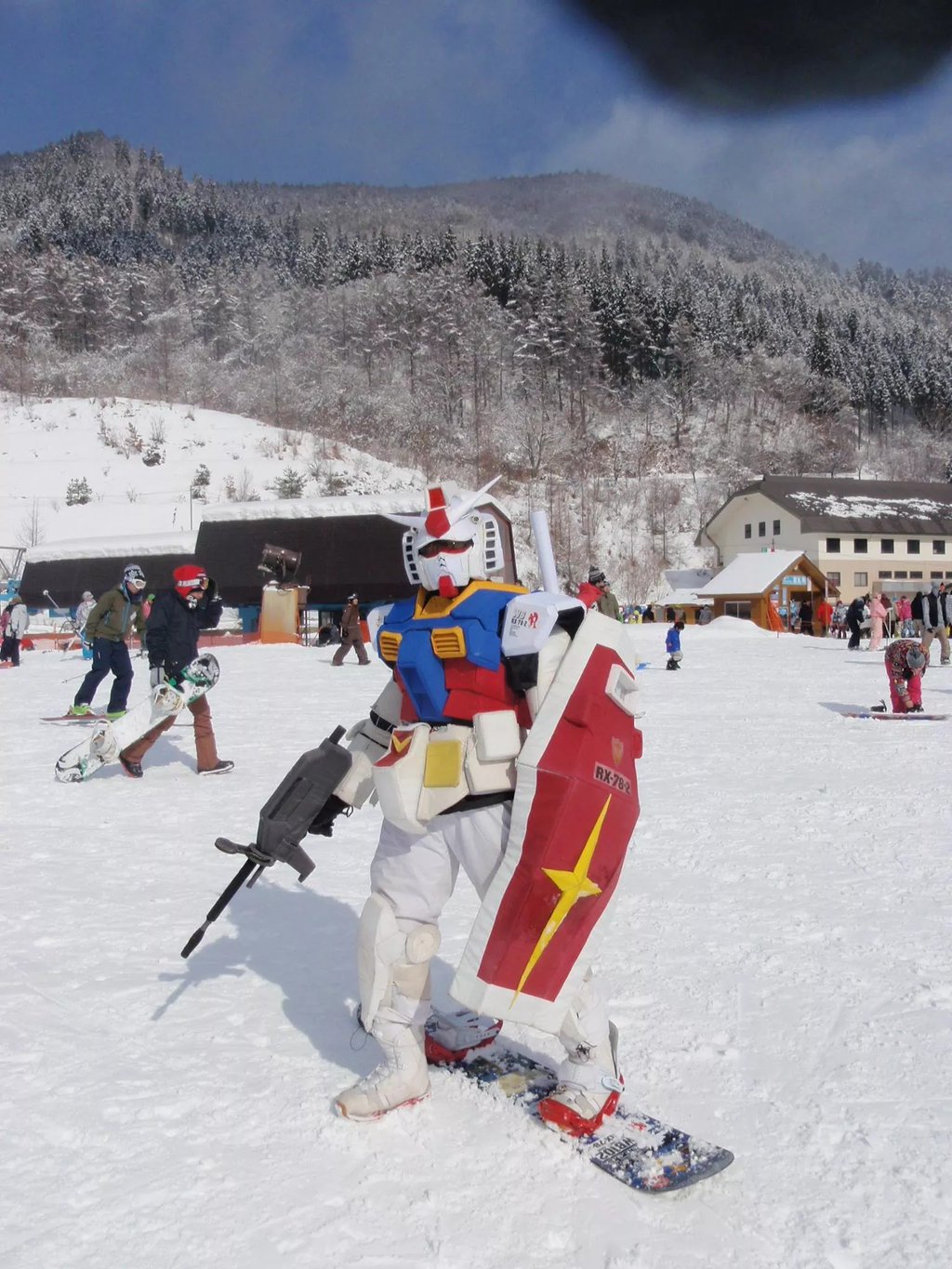 Gundams der står på snowboard