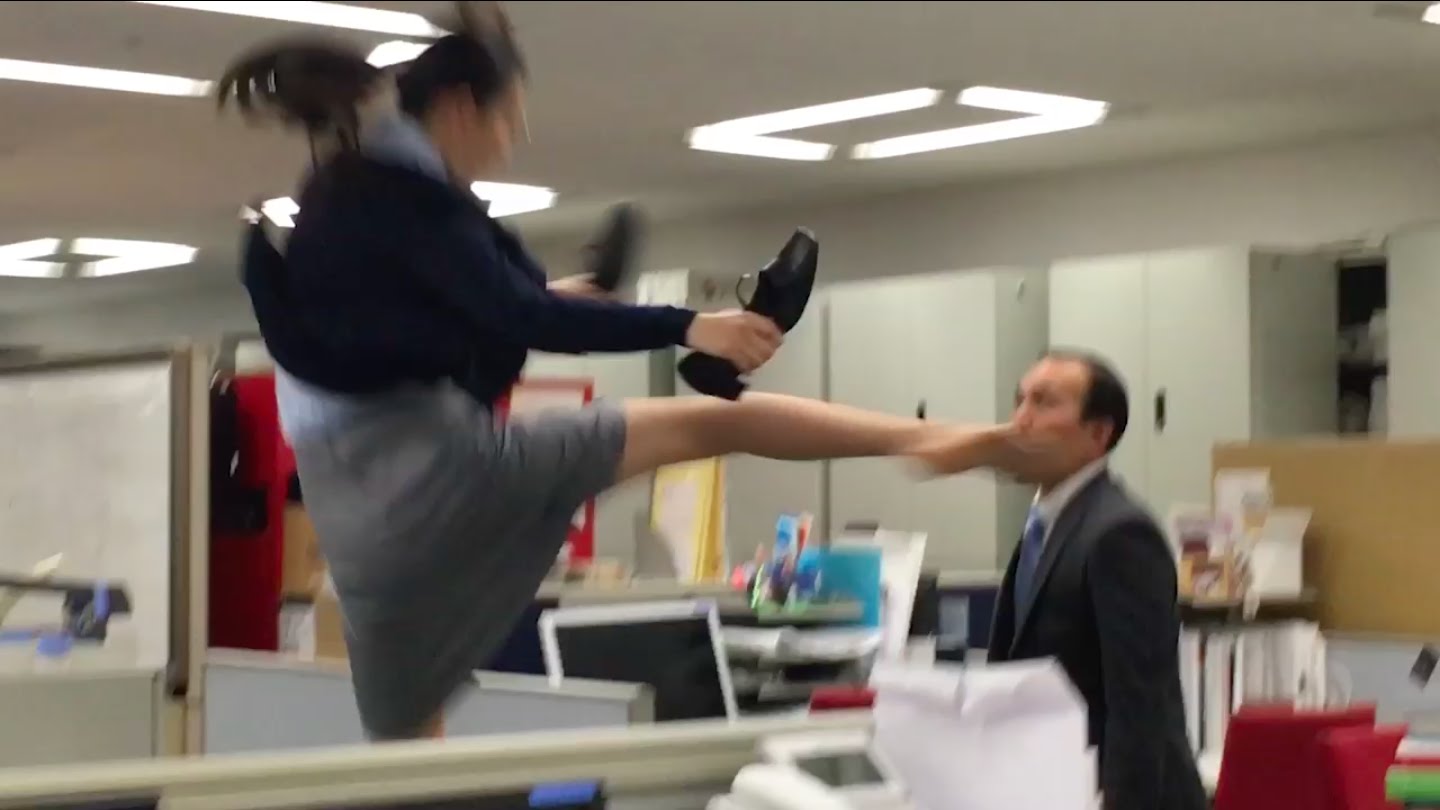 Japansk reklame med en office lady der angriber med lugtende spark