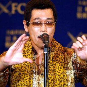 Piko Taro, komiker kendt for PPAP, gifter sig 15 år yngre model
