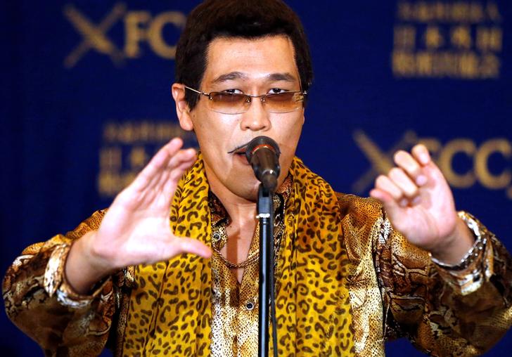 Piko Taro, komiker kendt for PPAP, gifter sig 15 år yngre model