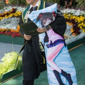 Otaku tog waifu med til dimission