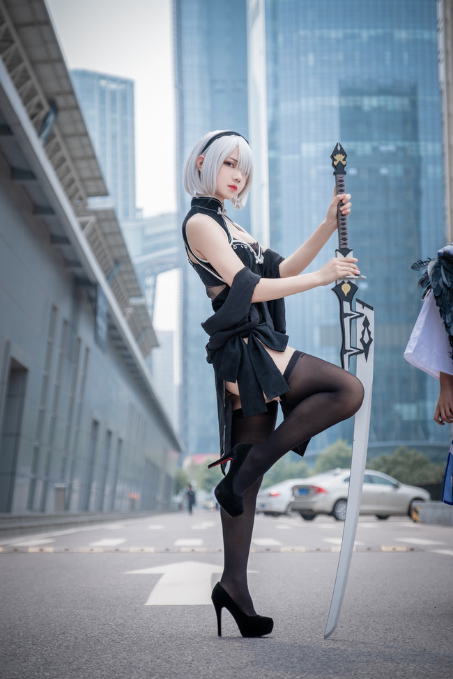 2B (Nier: Automata) cosplayed af kinesisk pige
