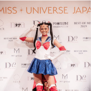 Miss Universe Japan deltager som Sailor Moon