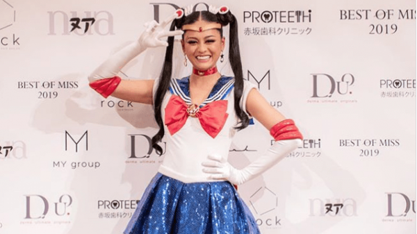 Miss Universe Japan deltager som Sailor Moon