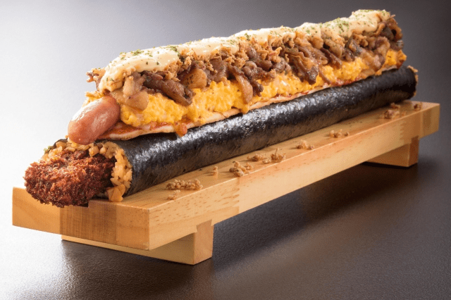 6000 kalorie sushi rulle med pizza og hotdog