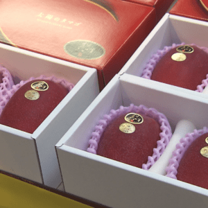 To mangoer solgt for halv million yen til årets første auktion