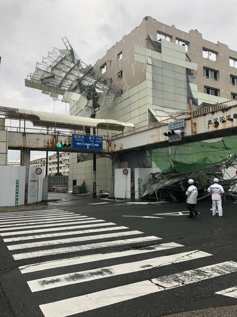 Skader ved National Route 16, en motor der går rundt om Tokyo og forbinder Chiba, Saitama og Yokohama