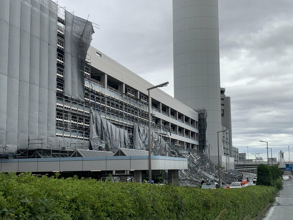 Haneda International Airport (Tokyo) blev ramt af ekstrem regn og vindstød på 155 kilometer i timen