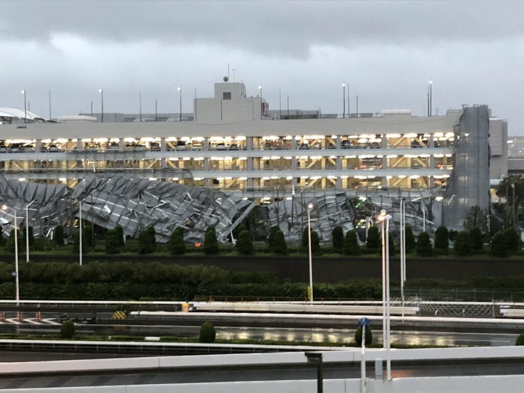Haneda International Airport (Tokyo) blev ramt af ekstrem regn og vindstød på 155 kilometer i timen
