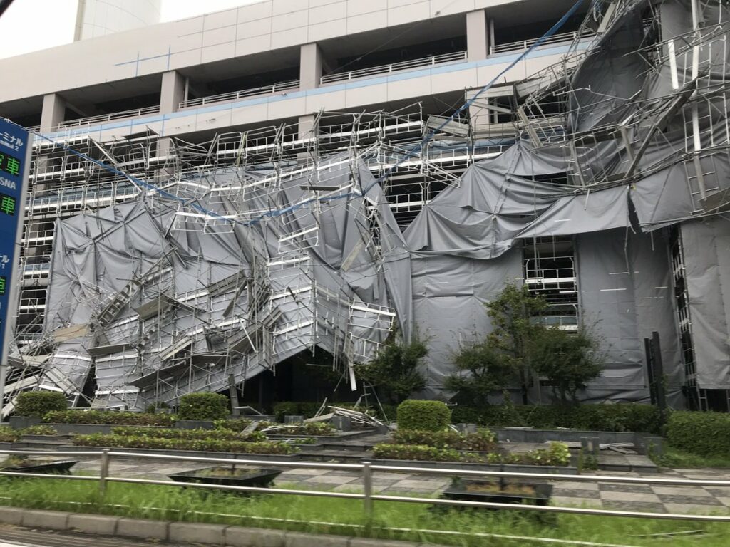 Haneda International Airport (Tokyo) blev ramt af ekstrem regn og vindstød på 155 kilometer i timen