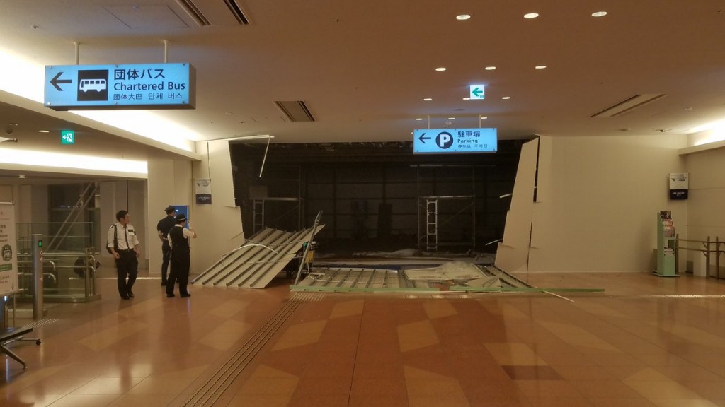 Haneda International Airport (Tokyo) blev ramt af ekstrem regn og vindstød på 155 kilometer i timen
