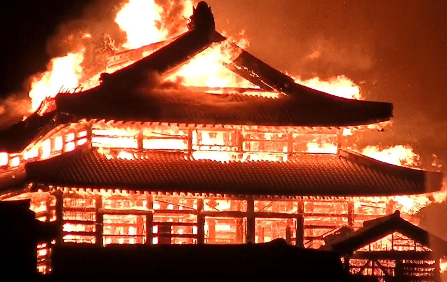 Shuri borgen i Okinawa er brændt ned til grunden