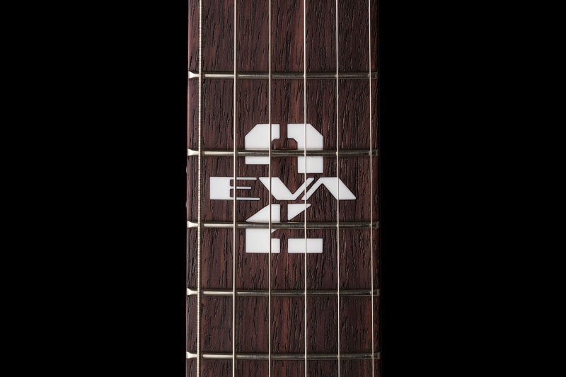 Fender laver en Evangelion guitar