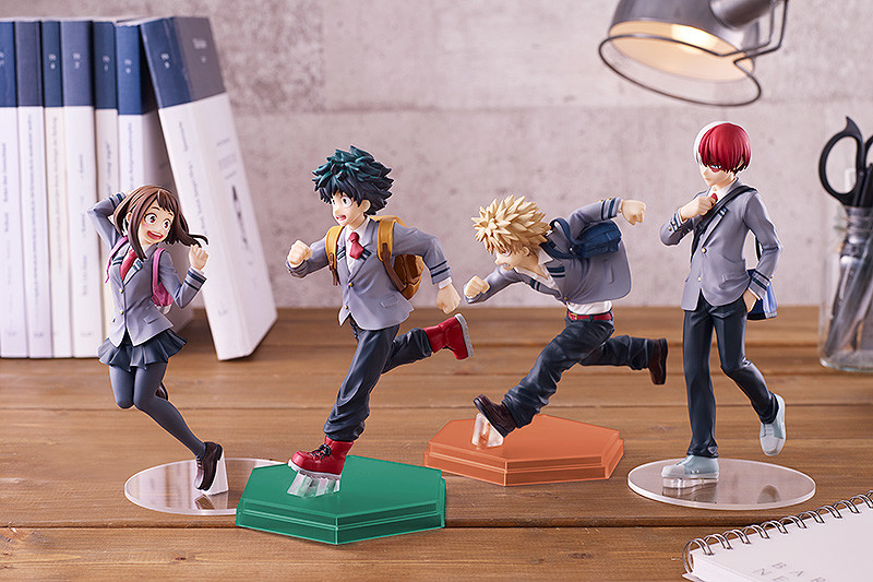 Vises med POP UP PARADE figurerne Izuku Midoriya, Katsuki Bakugo og Ochaco Uraraka (alle solgt separat).