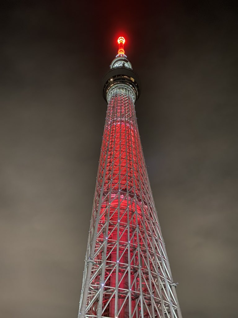 Tokyo Skytree brænder rødt i 'flamne' farver i anledning af Demon Slayer anime filmen