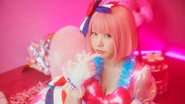 Den populære cosplayer Enako bliver sangerinde