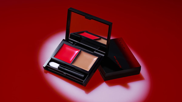 Rei Ayanami reklamerer for læbestift