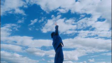 Kunstskøjteløber Yuzuru Hanyu optræder i Medalist animeens åbningsmusikvideo